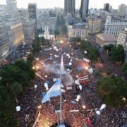 Asumió Alberto: se vivió una gran fiesta popular en la Plaza