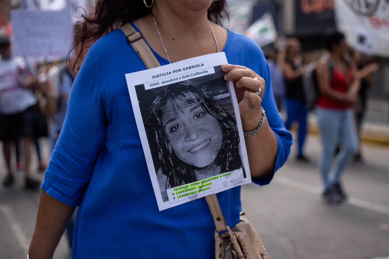 Exigieron justicia por la docente lomense que murió a la espera de una medicación