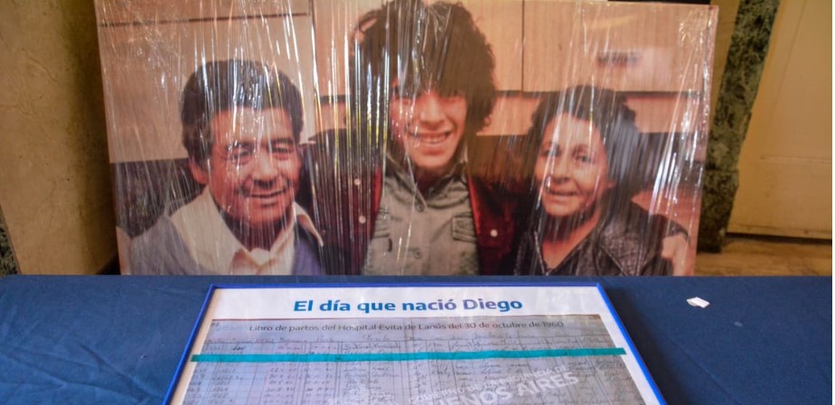 «Acá nació»: el libro de partos y mucha emoción en el homenaje a Diego Maradona en el hospital Evita de Lanús