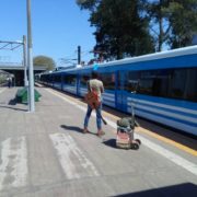 Músicos en el tren: códigos, gestos y reglas de los artistas de la Línea Roca