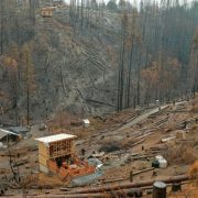 Tras el incendio, las familias de la Comarca Andina avanzan en la reconstrucción de los hogares