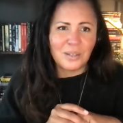 Safiya Noble: “Hay que cambiar el pensamiento de que la inequidad social a nivel mundial se va a solucionar con un dispositivo”