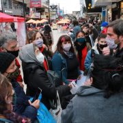 Del Caño recorrió el centro de Lomas y criticó a las mayorías que están «en contra del pueblo trabajador»