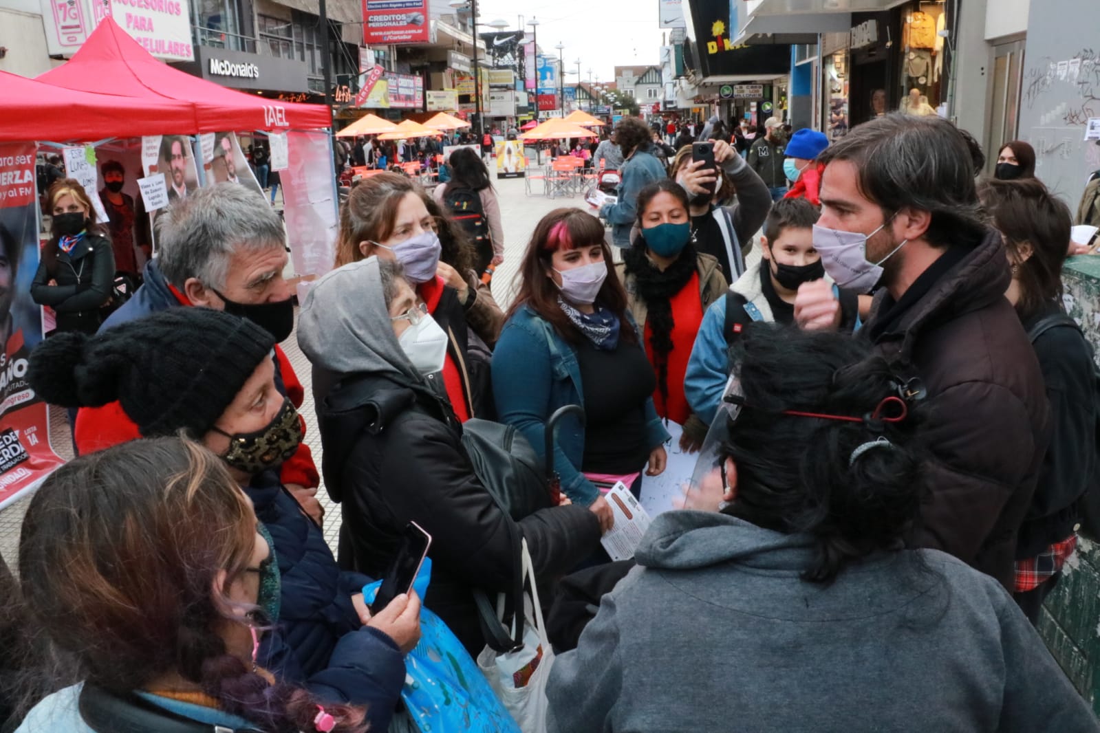 Del Caño recorrió el centro de Lomas y criticó a las mayorías que están «en contra del pueblo trabajador»