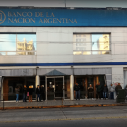 Confuso episodio con un hombre en la puerta del Banco Nación en Banfield: la familia busca testigos para saber qué pasó