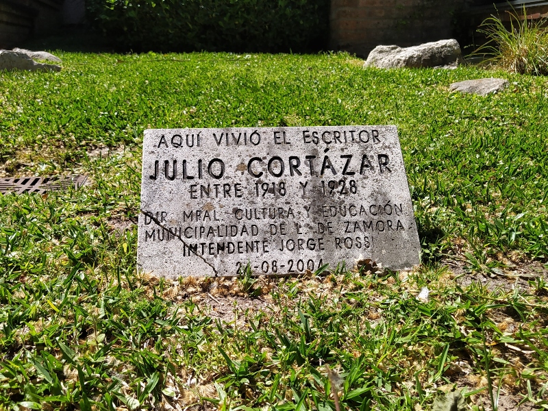 Julio Cortázar en Banfield: cómo era su casa, qué hay ahora en ese lugar, y cómo recorrer el circuito del autor de Rayuela en las calles donde pasó su infancia