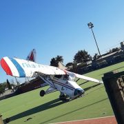 Mirá el video: así fue el momento del peligroso aterrizaje de emergencia del avión «El Pájaro» en la cancha de hockey del Club Pucará