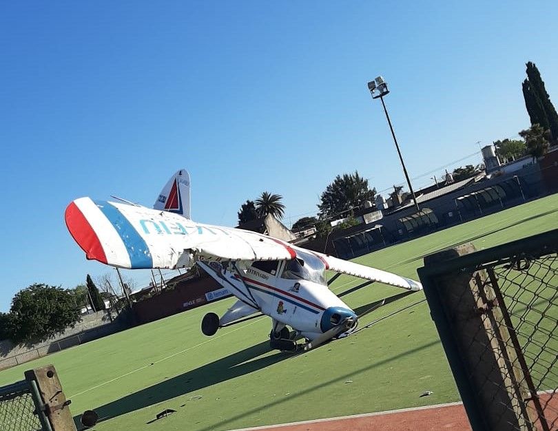 Mirá el video: así fue el momento del peligroso aterrizaje de emergencia del avión «El Pájaro» en la cancha de hockey del Club Pucará