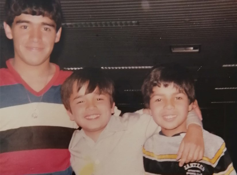 La historia de Juanito Liner, el “niño cantor” chileno que Diego Maradona hizo parte de su familia y llevó a cantar a Villa Fiorito