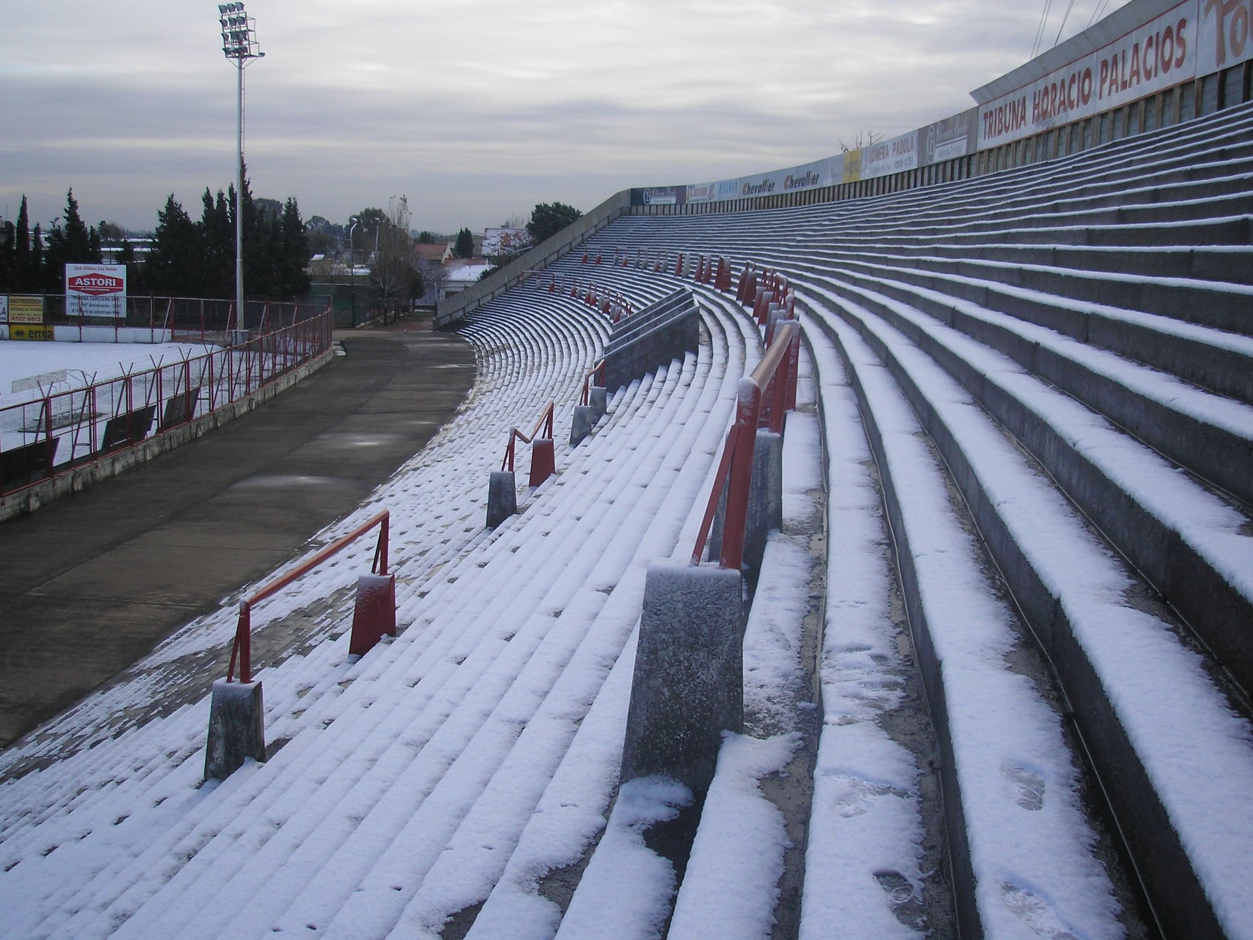 La cancha de Los Andes cubierta de blanco: las fotos del estadio Eduardo Gallardón en la nevada de 2007