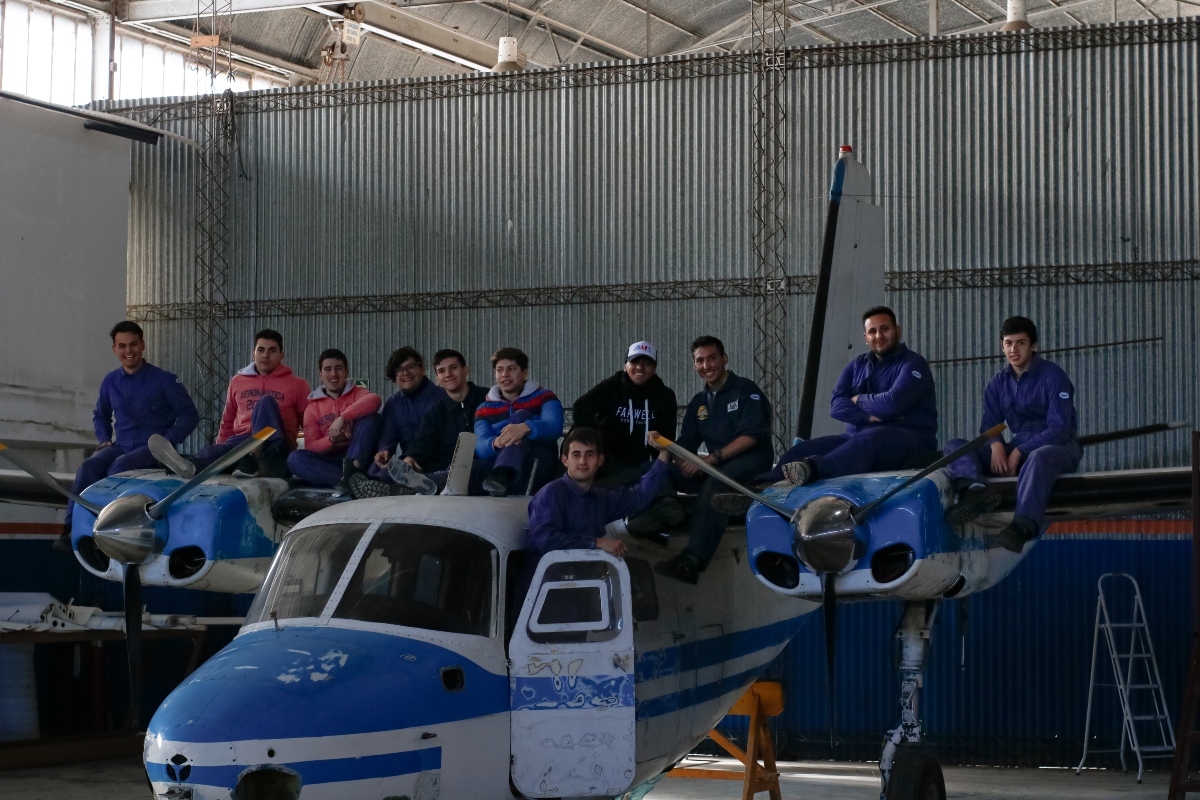 Estudiantes de una Escuela Técnica restauraron un avión que participó en Malvinas