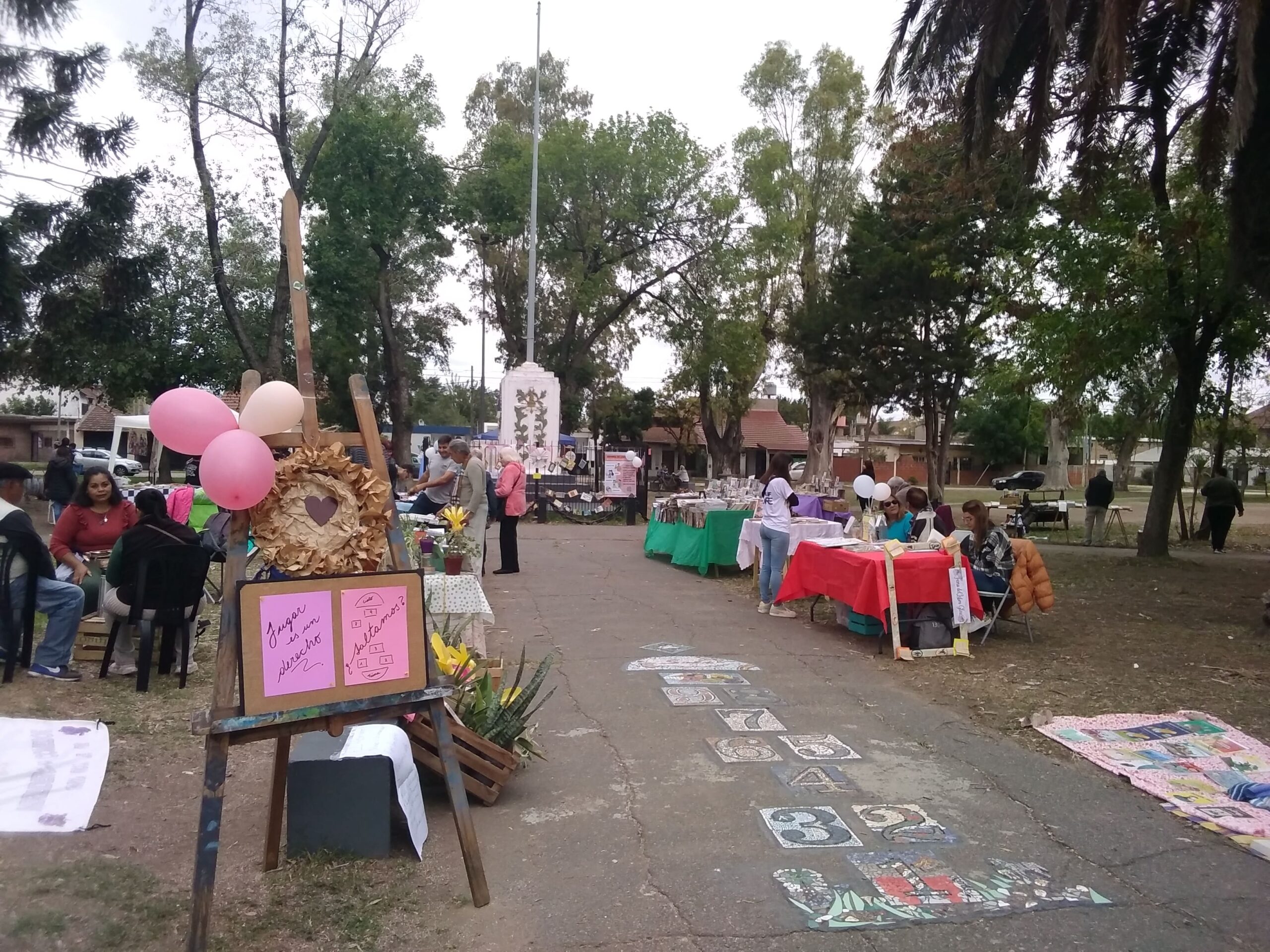 Lecturas, artesanías, dibujos y juegos en la Feria del Libro de Glew