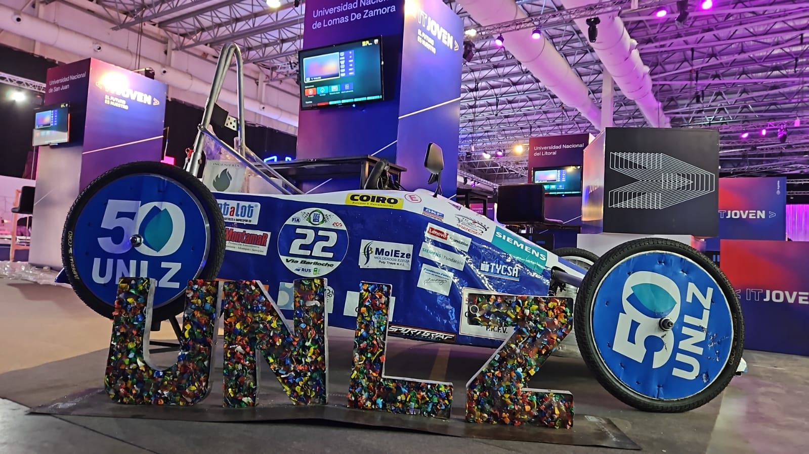 Estudiantes de la ETIG presentan su auto eléctrico en la Feria IT Joven