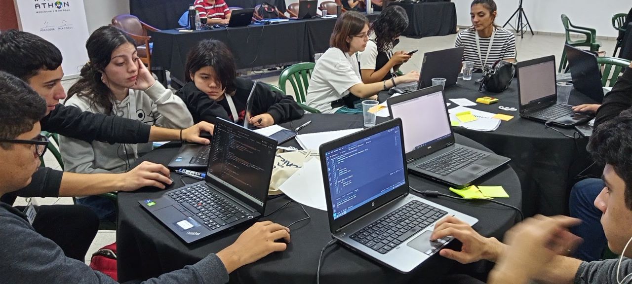 Estudiantes técnicos de Monte Grande participaron en Paraguay de una maratón de innovación y prototipado