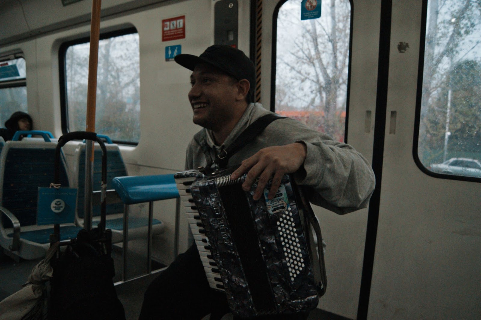 Música para viajar: la historia de Sebastián, acordeonista del Tren Roca