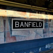 Vivir en Banfield: calles adoquinadas,  casas bajas de estilo inglés y relatos en cada esquina