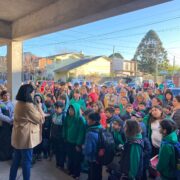 Realizaron un abrazo solidario en un colegio de Monte Grande ante su “situación económica crítica”