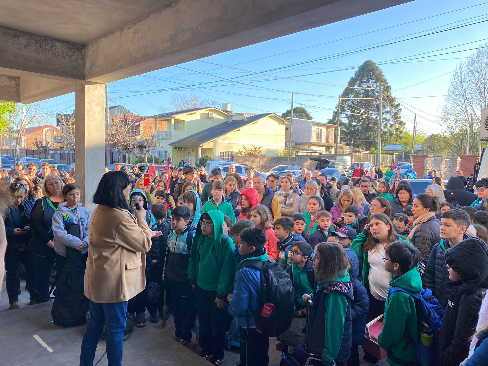 Realizaron un abrazo solidario en un colegio de Monte Grande ante su “situación económica crítica”