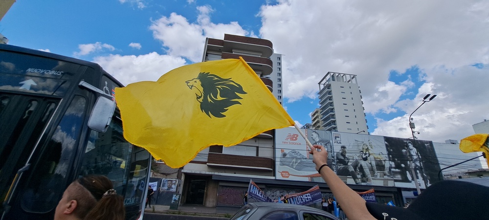 La Caravana de la Libertad: una multitud acompañó a Milei por las calles de Lomas