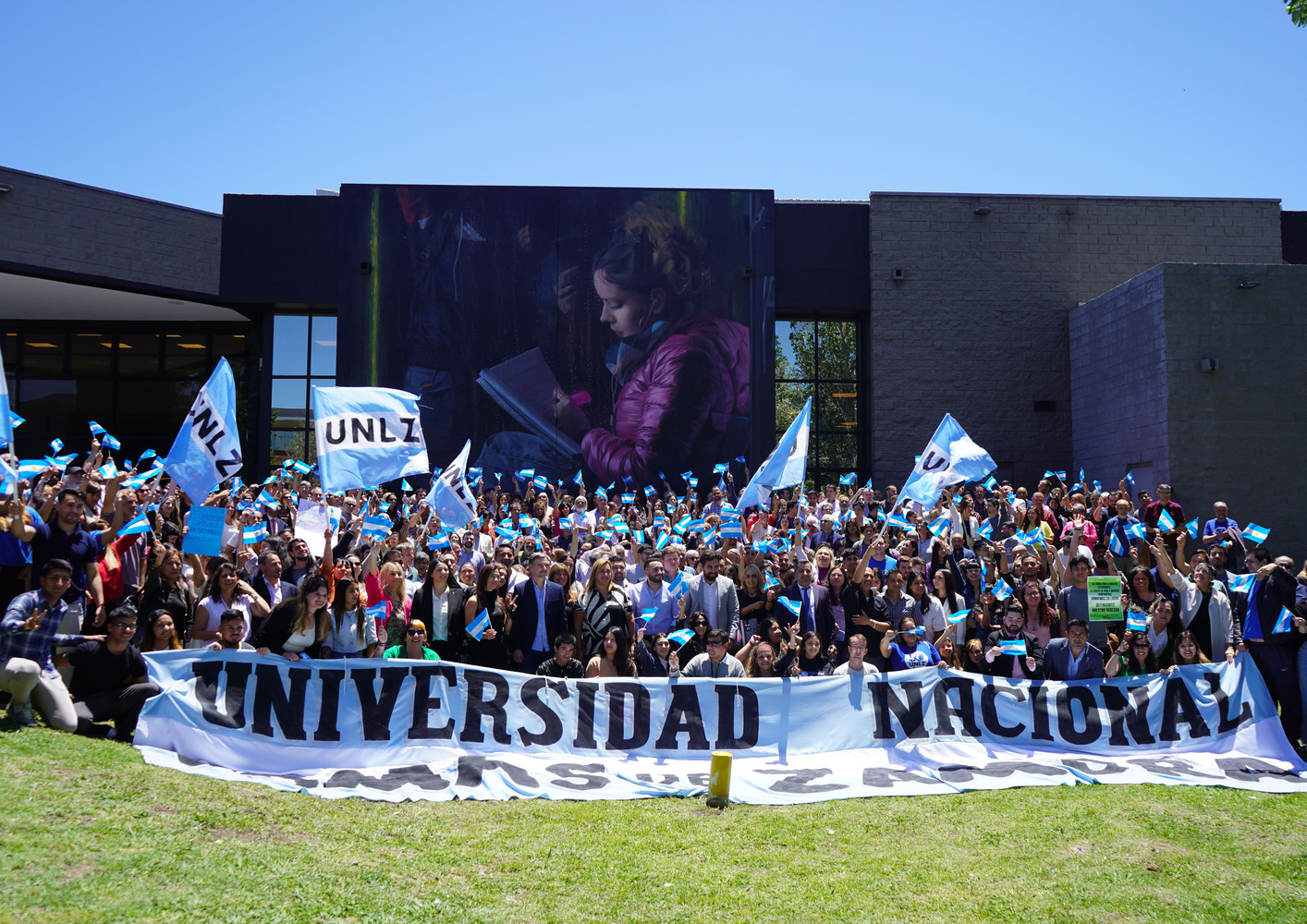 La comunidad educativa de la UNLZ realizó un acto en defensa de la educación pública y gratuita