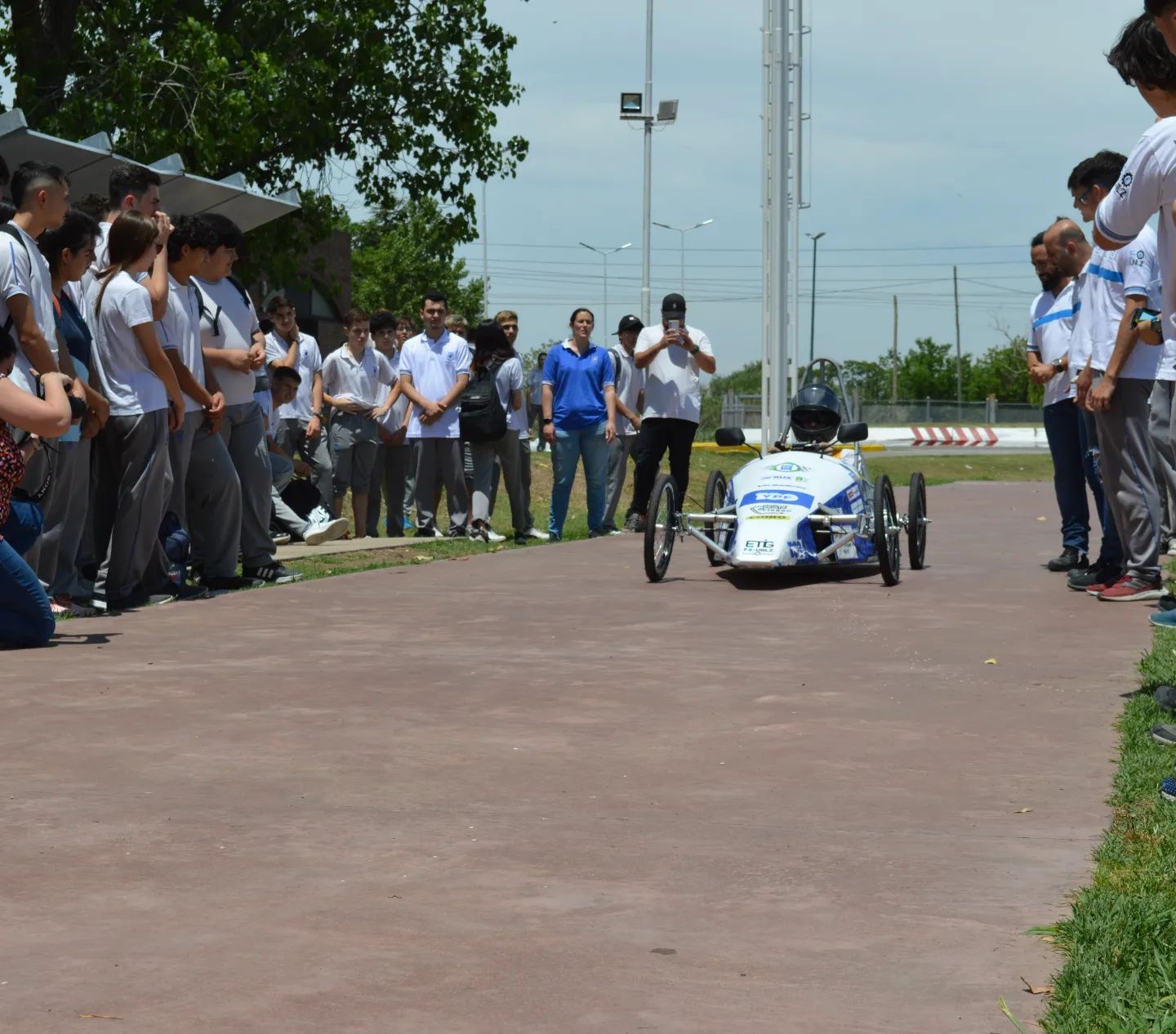 Estudiantes de Ingeniería de la UNLZ desarrollan un auto para una competencia internacional