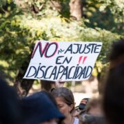 Organizaciones civiles se movilizan frente al Ministerio de Salud por la falta de actualización de aranceles en discapacidad