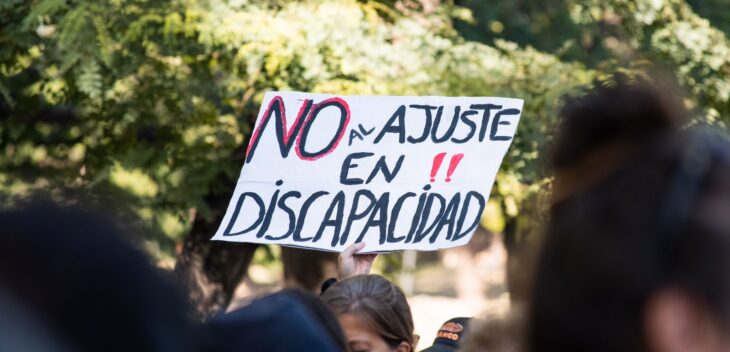 Organizaciones civiles se movilizan frente al Ministerio de Salud por la falta de actualización de aranceles en discapacidad