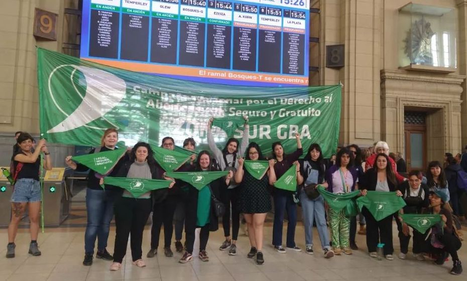 “Trenazo conurbano”, saltos a molinetes y pañuelos verdes: así es la convocatoria de feministas de zona sur para marchar en el #8M