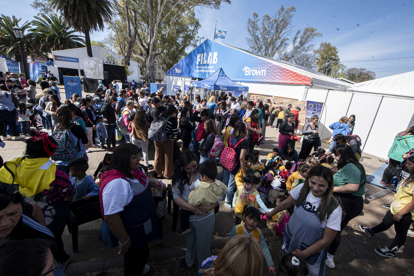 FILAB 2024: continúan las charlas y presentaciones de libros en la Plaza Almirante Brown