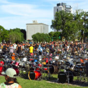 El «ruido hermoso» de la música colectiva: un recorrido por el recital que protagonizaron 300 bateristas en la Universidad de Lanús