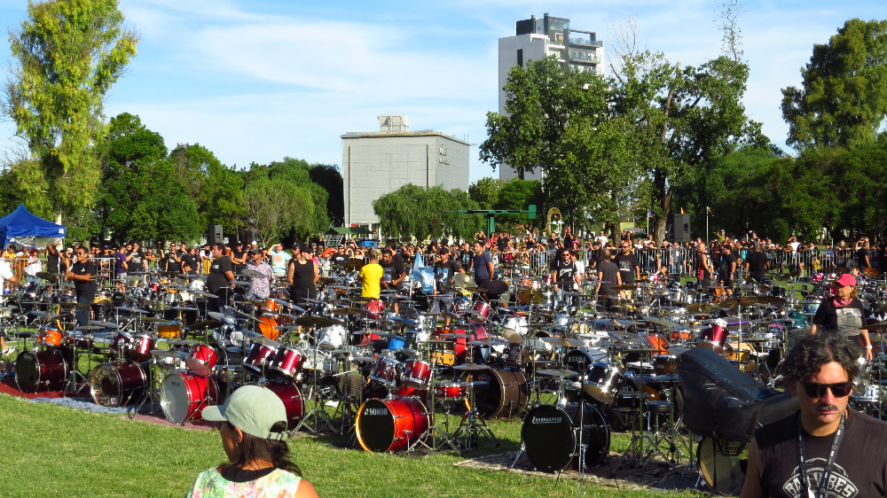 El «ruido hermoso» de la música colectiva: un recorrido por el recital que protagonizaron 300 bateristas en la Universidad de Lanús