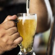 Sigue «La noche de las cervecerías» en Banfield: cuáles son los bares que ofrecen pintas a menos de tres mil pesos