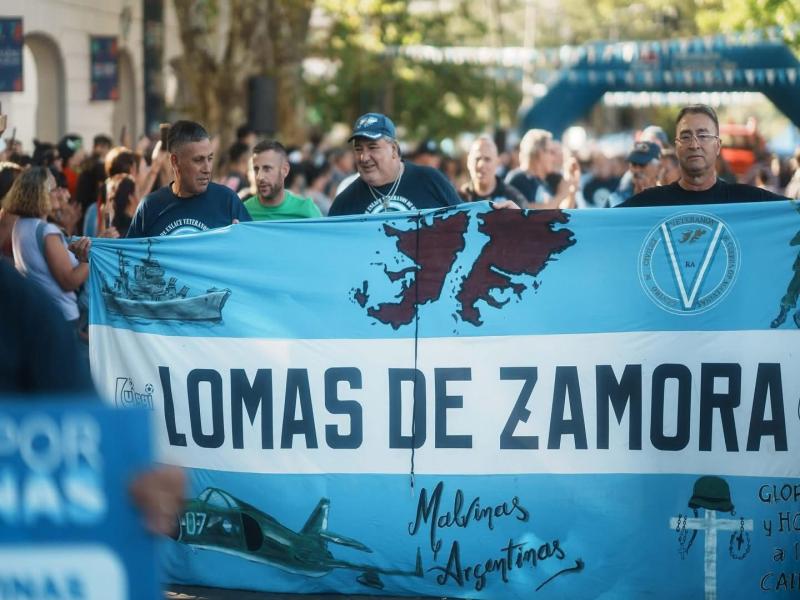 Lomas por Malvinas: una jornada emotiva con folklore y mateadas populares en la Plaza Grigera