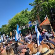 Jinetes y carruajes en el desfile de Centros Tradicionalistas por el aniversario de Esteban Echeverría