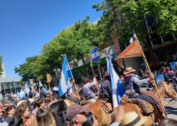 Jinetes y carruajes en el desfile de Centros Tradicionalistas por el aniversario de Esteban Echeverría