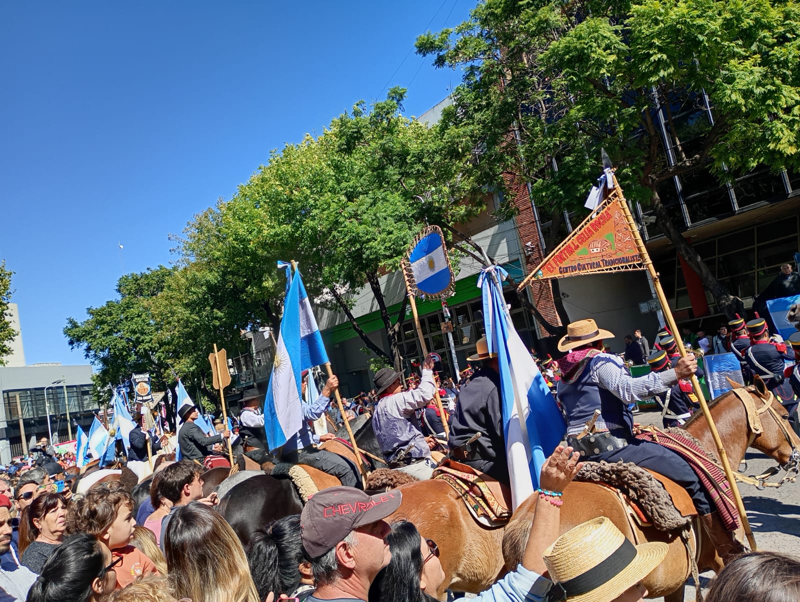 Jinetes y carruajes en el desfile de Centros Tradicionalistas por el aniversario de Esteban Echeverría
