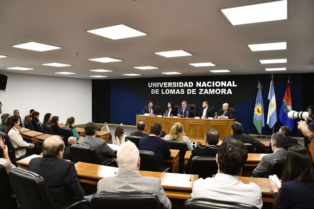 Firma histórica: la UNLZ escrituró las tierras de su campus
