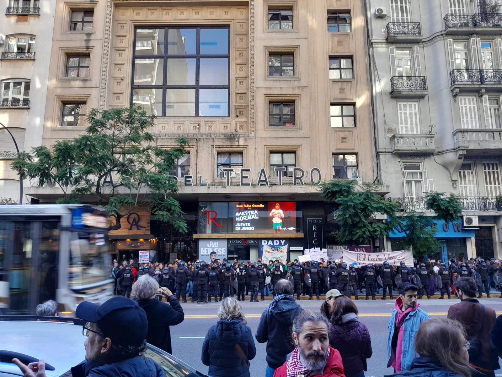 Abrazo al Instituto Nacional de Teatro: el sector cultural en lucha para evitar su eliminación