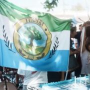 Un árbol, vías y plumas: qué significan los símbolos de la nueva bandera de Turdera, según su creadora