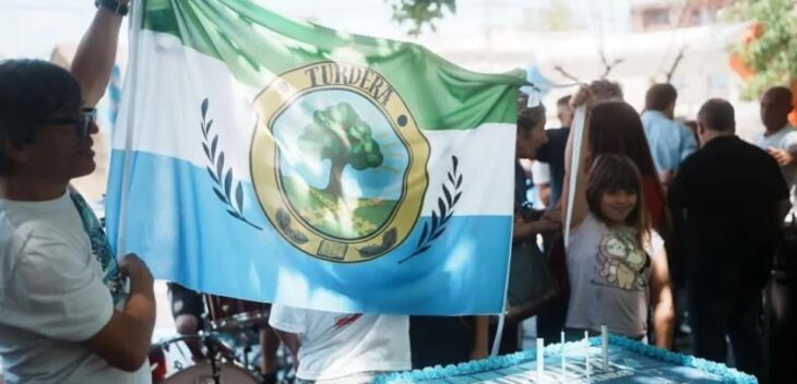 Un árbol, vías y plumas: qué significan los símbolos de la nueva bandera de Turdera, según su creadora