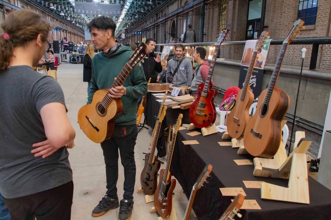 Oficio, talento y sonido: así fue la Expo Luthiers en la Universidad Nacional de Lanús
