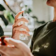 ¿Qué hay detrás del furor de lxs adolescentes por los perfumes?