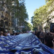Pañuelos que florecen: multitudinaria marcha a 50 años del último golpe de Estado