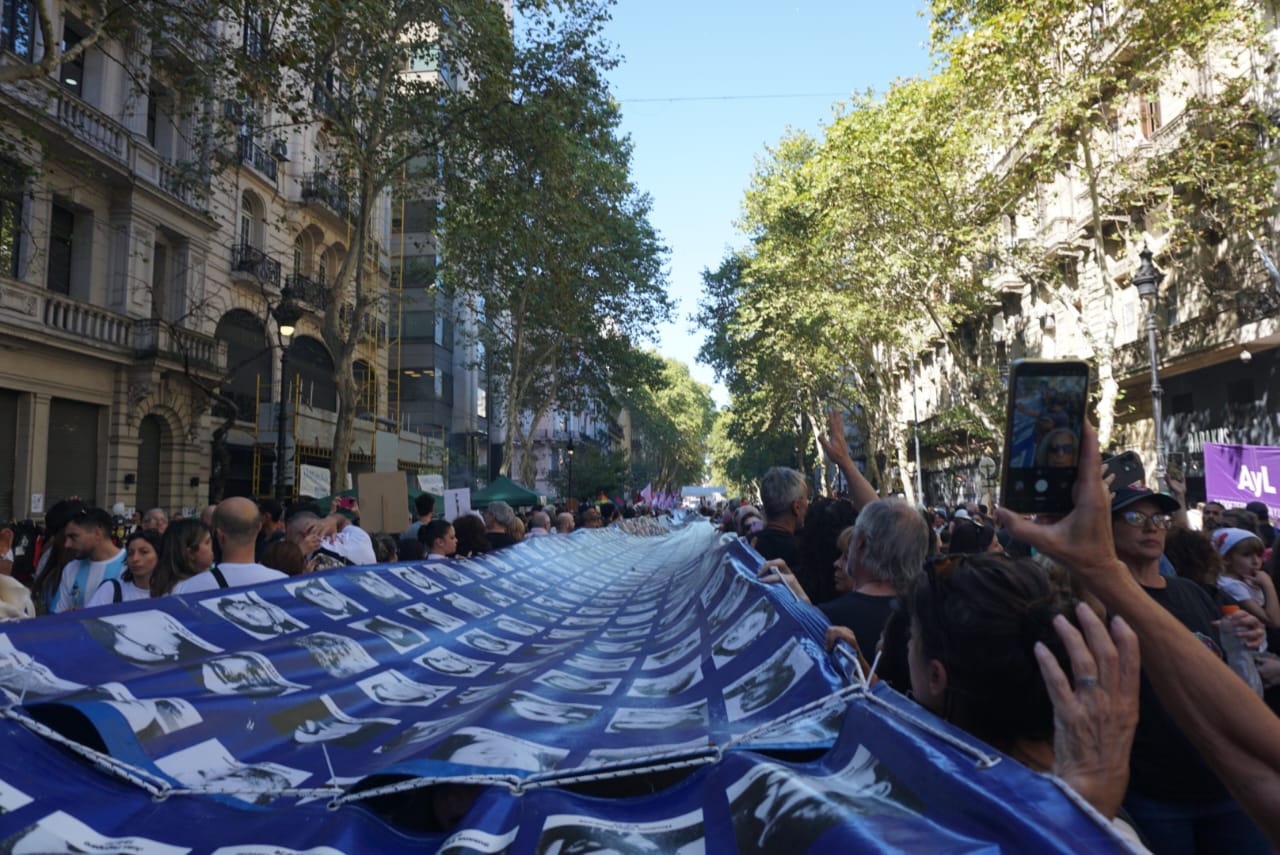 Pañuelos que florecen: multitudinaria marcha a 50 años del último golpe de Estado