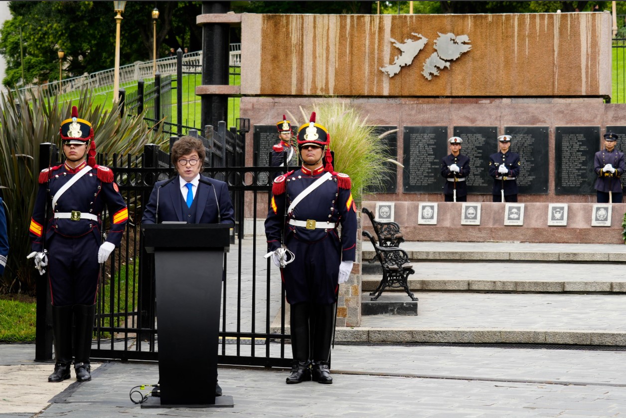 En el acto homenaje a los veteranos y caídos, Milei reafirmó el reclamo de soberanía sobre Malvinas
