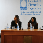 Jóvenes graduados en una charla sobre atreverse a hacer periodismo en el país