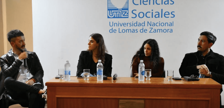Jóvenes graduados en una charla sobre atreverse a hacer periodismo en el país