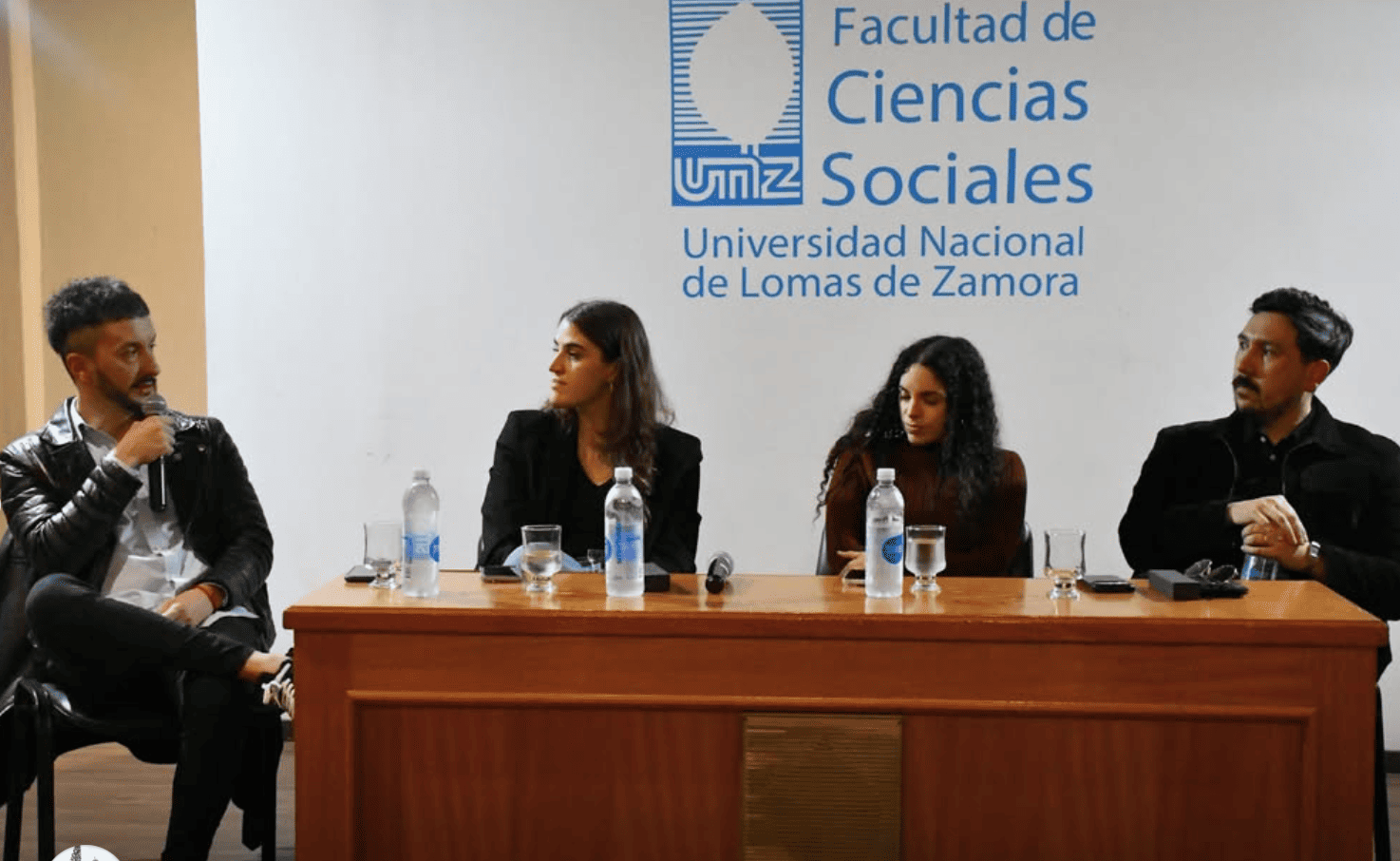 Jóvenes graduados en una charla sobre atreverse a hacer periodismo en el país