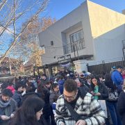 Entre Messi, Ronaldo y las figuritas difíciles: el ritual dominical que une a los vecinos de Banfield 