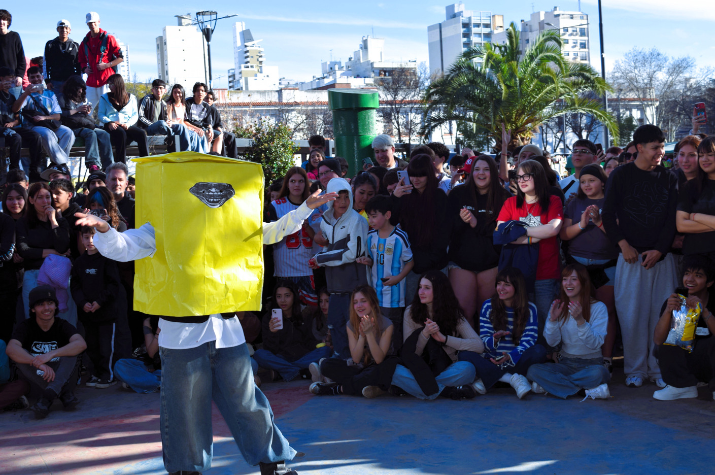 De un trend a una plaza llena: así fue la batalla de farmear aura en Lomas de Zamora
